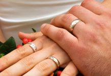 Mơ thấy đeo nhẫn- Giấc mơ báo hiệu tiền tài trong tương lai Nằm mơ thấy đeo nhẫn là điềm báo gì?