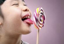 Mơ thấy ăn kẹo là điềm báo gì? Đâu là những con số may mắn? Mơ thấy ăn kẹo đánh con gì