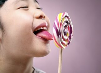 Mơ thấy ăn kẹo là điềm báo gì? Đâu là những con số may mắn? Mơ thấy ăn kẹo đánh con gì